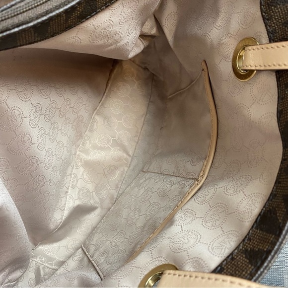 Michael Kors East West Jet Set Tote Signature Monogram Bag - Picture 11 of 17